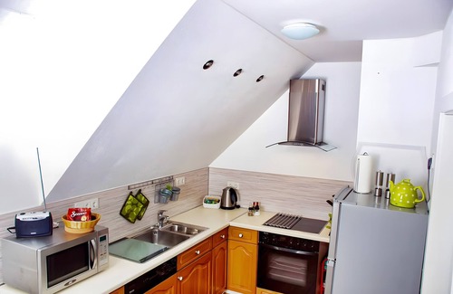 Sababurg Apartment | Apartment 'Jägerstube' with Shared Garden, Balcony and Wi-Fi