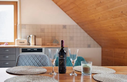 Stockach Apartment | Apartment 'Jogis Paradies In Ruhiger Lage' with Shared Garden, Balcony and Wi-Fi