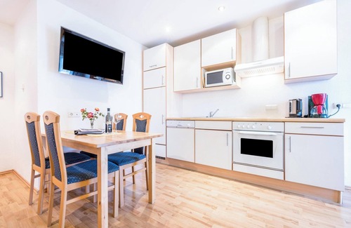 Naz Apartment | Apartment "Klementhof Nr 7" with Mountain View, Pool, Wi-Fi, Balcony & Garden