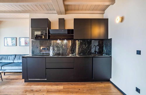 Kurtatsch an der Weinstraße Apartment | Apartment 'Kraidlhof - Designapartment Isabel' with Mountain View, Shared Pool & Wi-Fi
