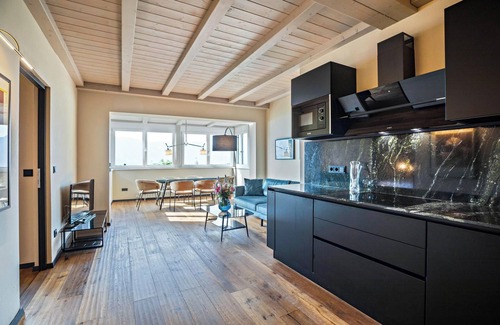 Kurtatsch an der Weinstraße Apartment | Apartment 'Kraidlhof - Designapartment Isabel' with Mountain View, Shared Pool & Wi-Fi