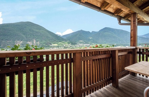 Bressanone Apartment | Apartment "Kreuzhof rechts" with Mountain View, Wi-Fi, Balcony & Garden