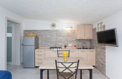 La Caletta Apartment | Apartment "La Caletta Vacanze" close to the Sea with Private Terrace & Wi-Fi