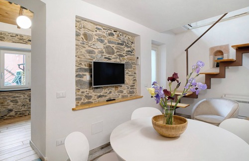 Borgomaro Apartment | Apartment 'La Casa Di Betta' with Mountain View, Wi-Fi and Air Conditioning
