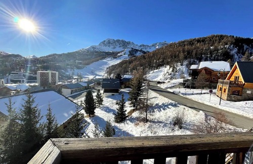 Les Claux Apartment | Apartment 'Le Famillial' with Balcony and Wi-Fi