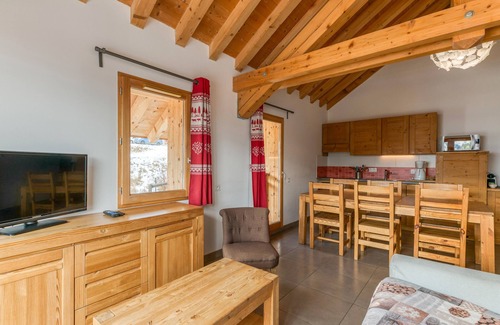 Saint-Jean-d'Arves Apartment | Apartment 'Le Dahut' with Mountain View, Shared Terrace and Wi-Fi
