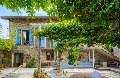 Clans Apartment | Apartment 'Le Jardin Des Oiseaux' with Shared Garden