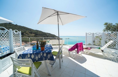 Cavoli Apartment | Apartment "Le Sirene Bilo 5" near the beach with shared terrace and Wi-Fi