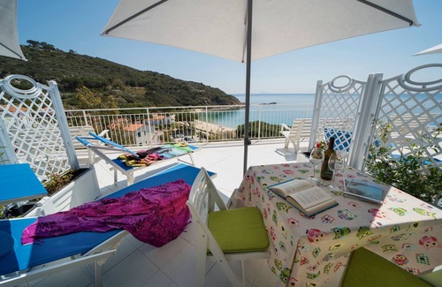 Cavoli Apartment | Apartment 'Le Sirene Mono 8' with Shared Terrace, Wi-Fi and Air Conditioning