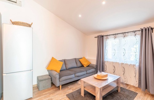 Avignon Apartment | Apartment 'Léonie' with Shared Pool, Wi-Fi and Air Conditioning