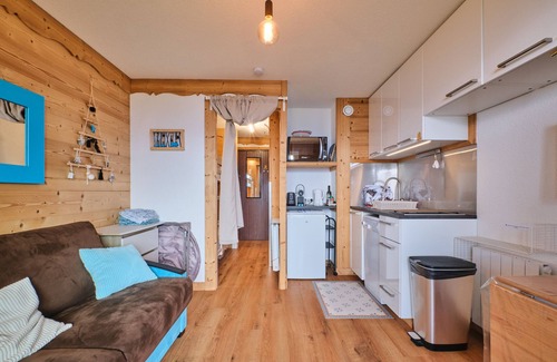 Eclose-Ouest Apartment | Apartment 'Les Ours Bleus' with Mountain View and Balcony