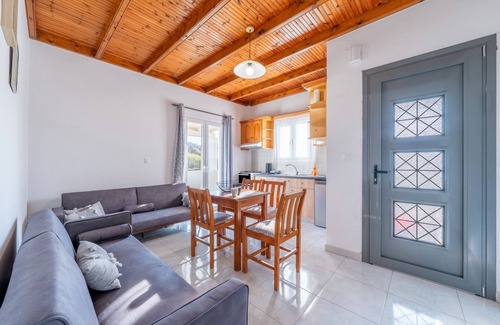 Peroulades Apartment | Apartment 'Logas' with Sea View, Wi-Fi and Air Conditioning