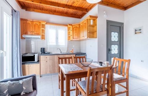 Peroulades Apartment | Apartment 'Logas' with Sea View, Wi-Fi and Air Conditioning