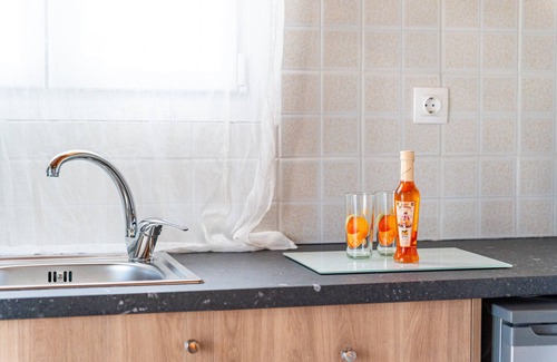 Peroulades Apartment | Apartment 'Logas' with Sea View, Wi-Fi and Air Conditioning