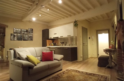 Cortona Old Town Apartment | Apartment Me and You Cortona (with romantic outdoor shower on private courtyard)