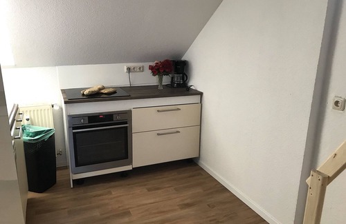 Meerane Apartment | Apartment 'Meeraner Parkresidenz Bergmann' with Wi-Fi and Air Conditioning