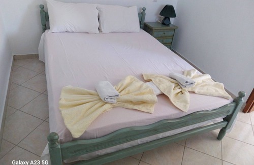 Menidion Apartment | Apartment 'Menidi Studio' with Sea View, Wi-Fi and Air Conditioning