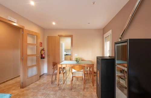 Cercs Apartment | Apartment 'Menvil' with Mountain Views, Private Terrace and Wi-Fi