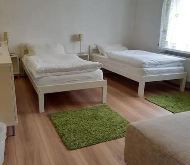 Altlussheim Apartment | Apartment mit Innenhof, Rasen und Parkplatz