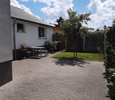 Altlussheim Apartment | Apartment mit Innenhof, Rasen und Parkplatz