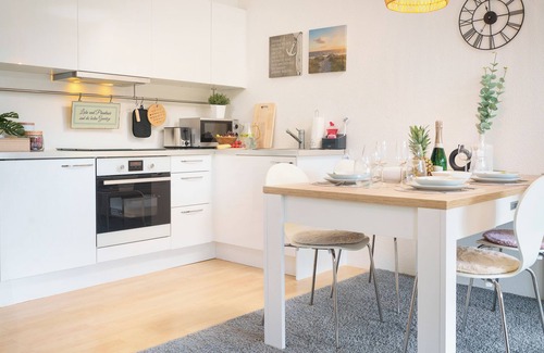 Eckernfoerde Apartment | Apartment mit Meerblick & Direkter Strandlage -sonnenbalkon -stilvoll -smart TV