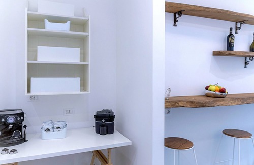 Ercolano Apartment | Apartment 'Monolocale A Due Passi Dagli Scavi' with Mountain View, Wi-Fi and Air Conditioning