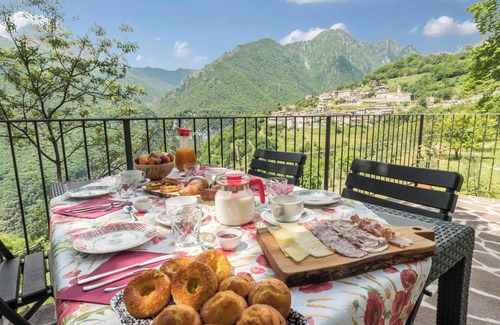 Tremosine Apartment | Apartment "Nonno Bigi Rosa" with Mountain View, Wi-Fi & Garden
