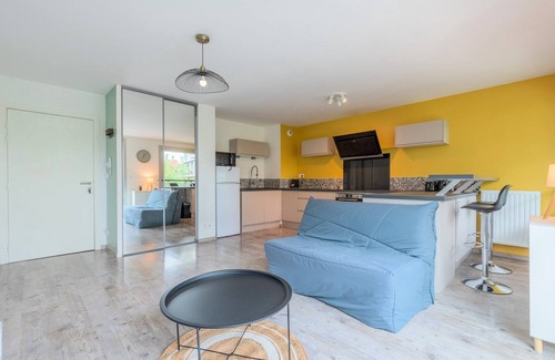 Lille Centre Ville Apartment | Apartment near metro with parking & balconies