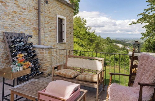 Mango Apartment | Apartment 'Nebbiolo' with Shared Terrace, Shared Garden and Wi-Fi