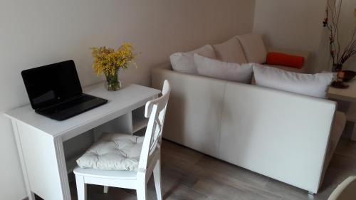 Rakotule Apartment | Apartment Nena- apartman sa posebnim ulazom u prizemlju, terasom i zelenom okućnicom