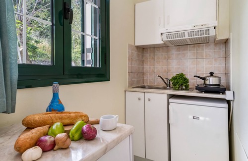 Nikiana Apartment | Apartment "Nikoleta 1" with Sea View, Terrace & Wi-Fi