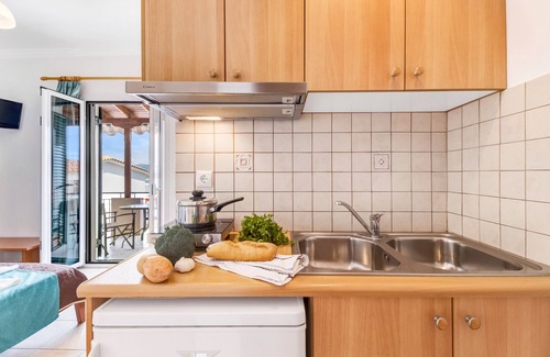 Nikiana Apartment | Apartment "Nikoleta Studio 2" with Sea View, Terrace & Wi-Fi