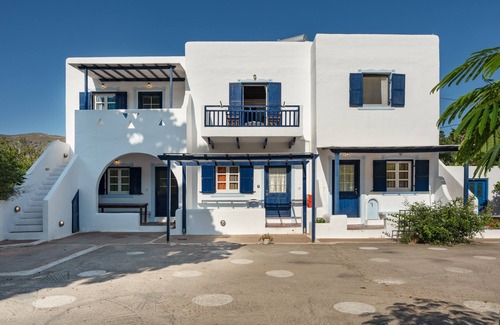 Astypalaia Apartment | Apartment 'O Mpakses' with Private Terrace, Wi-Fi and Air Conditioning