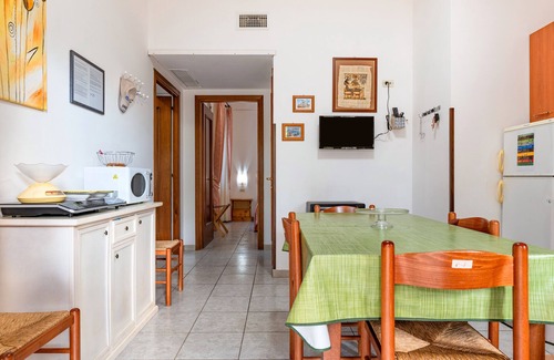 Torre Santa Sabina Apartment | Apartment 'Oasi' with Private Terrace, Wi-Fi and Air Conditioning