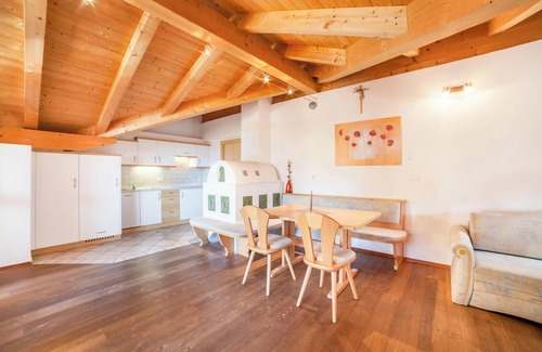 Rifiano Apartment | Apartment 'Oberegghof Hahnenkamm' with Mountain View and Wi-Fi