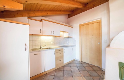 Rifiano Apartment | Apartment 'Oberegghof Hahnenkamm' with Mountain View and Wi-Fi