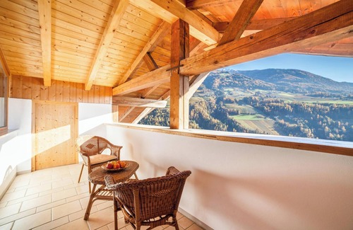 Rifiano Apartment | Apartment 'Oberegghof Hahnenkamm' with Mountain View and Wi-Fi
