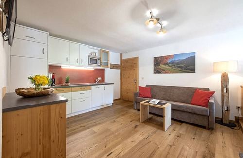 Funes Apartment | Apartment "Oberglarzhof Zirbel" with Mountain View, Garden & Wi-Fi