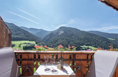 Funes Apartment | Apartment "Oberglarzhof Zirbel" with Mountain View, Garden & Wi-Fi