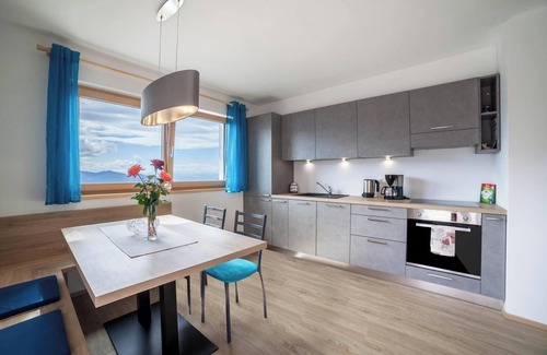 Tirolo Apartment | Apartment "Oberhochmuthof" with Beautiful View at the "Meraner Höhenweg"