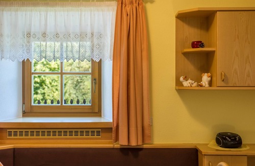 San Lorenzo di Sebato Apartment | Apartment Oberwieserhof App 3 in South Tyrol, Shared Garden & Wi-Fi