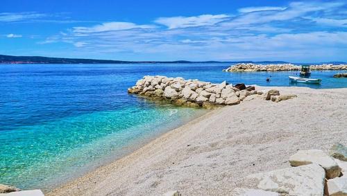 Dugi Rat Apartment | Apartment on the beach Perla Bianca