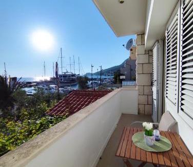 Dugi Rat Apartment | Apartment on the beach Perla Bianca