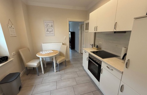 Rodemis House | Apartment "Opa's Tohuus" Husum-Rödemis, near the train station