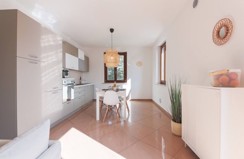 Sommacampagna Apartment | Apartment 'Orchidea' with Private Terrace, Wi-Fi and Air Conditioning