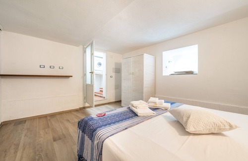 S'oru e Mari Apartment | Apartment 'Paguro' with Private Terrace, Wi-Fi and Air Conditioning
