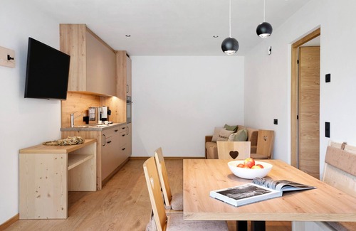 Daunei Apartment | Apartment 'Pan' with Mountain View, Shared Garden and Wi-Fi