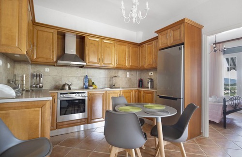Kaminarata Apartment | Apartment 'Paradiso Verde 101' with Mountain View, Wi-Fi and Air Conditioning