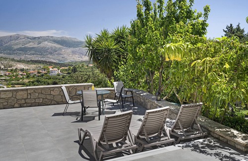Kaminarata Apartment | Apartment 'Paradiso Verde 101' with Mountain View, Wi-Fi and Air Conditioning