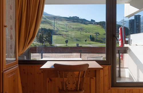 Les Menuires Apartment | Apartment PECLET R01- 4-5 people - Les 3 Vallées - resort center